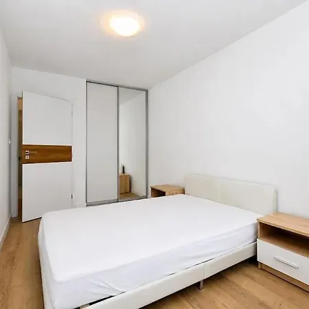 Spacious 3-room With A Balcony, 5 Minutes To The Center 브라티슬라바