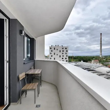 Spacious 3-room With A Balcony, 5 Minutes To The Center 브라티슬라바