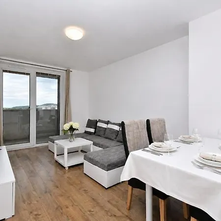 Spacious 3-room With A Balcony, 5 Minutes To The Center * 브라티슬라바