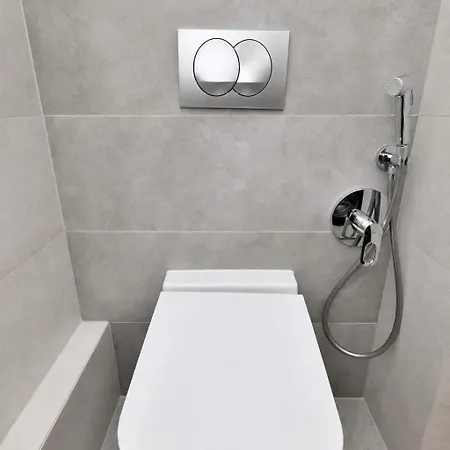 Spacious 3-room With A Balcony, 5 Minutes To The Center 아파트 *