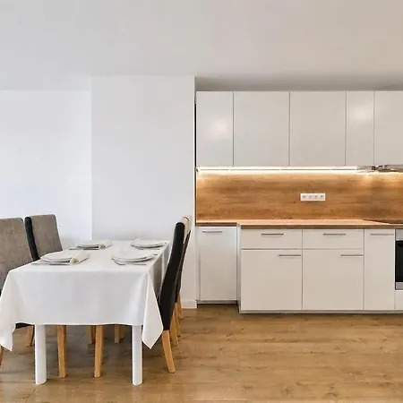 Spacious 3-room With A Balcony, 5 Minutes To The Center 아파트 *