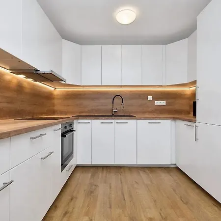 Spacious 3-room With A Balcony, 5 Minutes To The Center 아파트 *