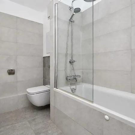 Spacious 3-room With A Balcony, 5 Minutes To The Center 아파트