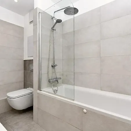 Spacious 3-room With A Balcony, 5 Minutes To The Center 아파트 *
