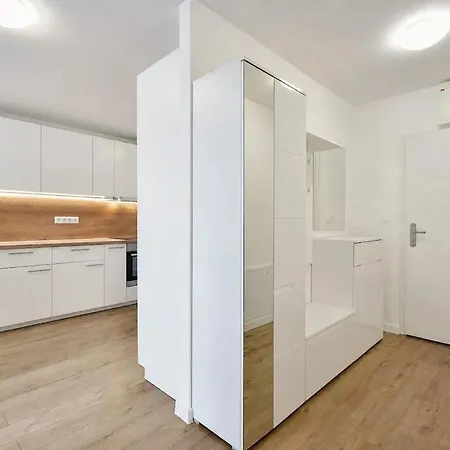 Spacious 3-room With A Balcony, 5 Minutes To The Center * 브라티슬라바
