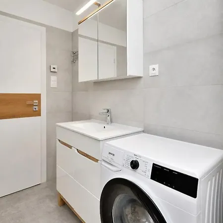 Spacious 3-room With A Balcony, 5 Minutes To The Center 브라티슬라바